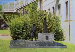 La nuova collocazione del monumento ai Caduti è nel giardino del municipio. Qui il disegno del progetto